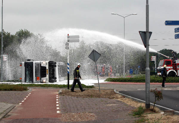 \"Bemmel, Brandweer spuit schuim op omgeslagen met benzine gevulde tankervrachtwagen_\"