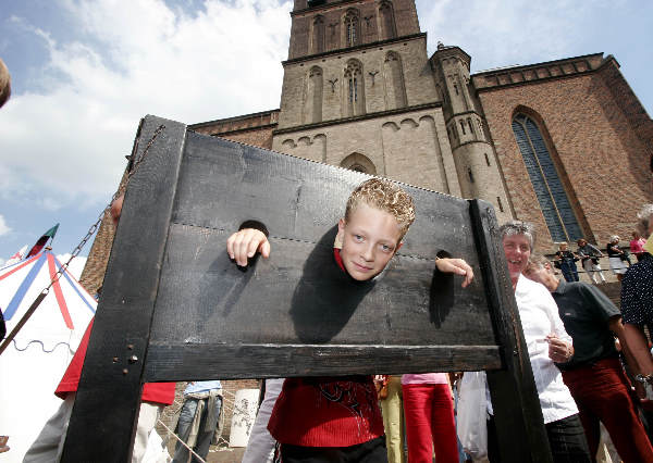 \"Middeleeuwse markt rondom de Stevenskerk ivm Gebroeders van Limburgtentoonstelling in Valkhofmuseum
foto: Gerard Verschooten ? FC\"