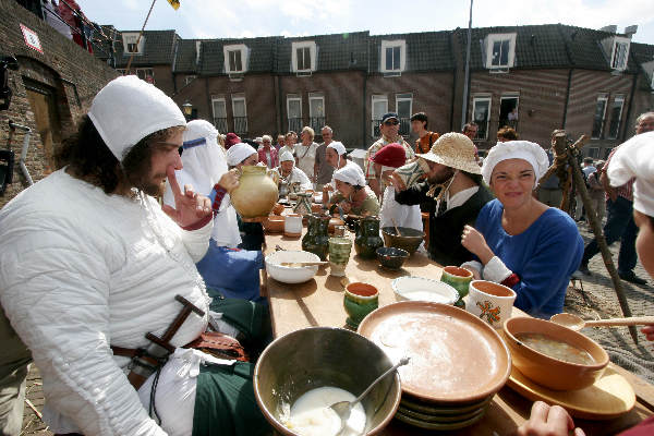 \"Middeleeuwse markt rondom de Stevenskerk ivm Gebroeders van Limburgtentoonstelling in Valkhofmuseum
foto: Gerard Verschooten ? FC\"