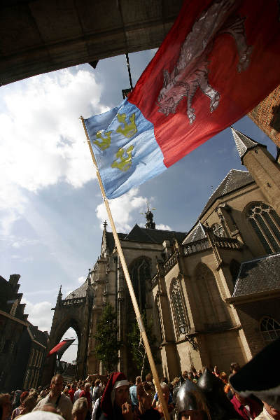 \"Middeleeuwse markt rondom de Stevenskerk ivm Gebroeders van Limburgtentoonstelling in Valkhofmuseum
foto: Gerard Verschooten ? FC\"