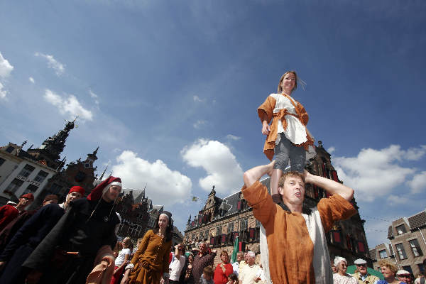 \"Middeleeuwse markt rondom de Stevenskerk ivm Gebroeders van Limburgtentoonstelling in Valkhofmuseum
foto: Gerard Verschooten ? FC\"