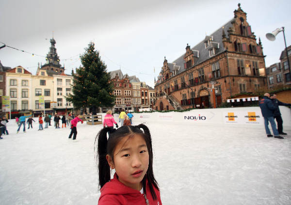 \"Ijsbaan op de Grote Markt
foto: Gerard Verschooten ? FC\"