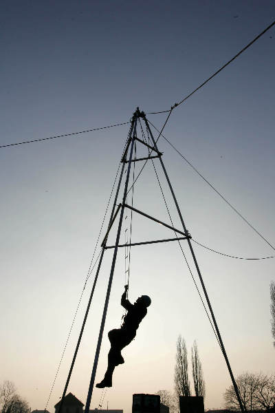 \"Nijmegen, 09-02-2005
Steve Pasveer heeft een mobiele klimtoren gebouwd voor \'Outdoor Events\' op het Kops Plateau.
Rijk van Nijmegen AANBIEDING
foto: Gerard Verschooten ? FC\"