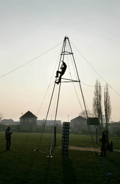 \"Nijmegen, 09-02-2005
Steve Pasveer heeft een mobiele klimtoren gebouwd voor \'Outdoor Events\' op het Kops Plateau.
foto: Gerard Verschooten ? FC\"