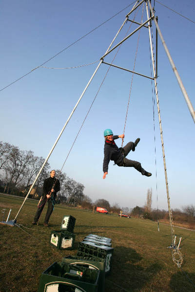 \"Nijmegen, 09-02-2005
Steve Pasveer heeft een mobiele klimtoren gebouwd voor \'Outdoor Events\' op het Kops Plateau.
foto: Gerard Verschooten ? FC\"