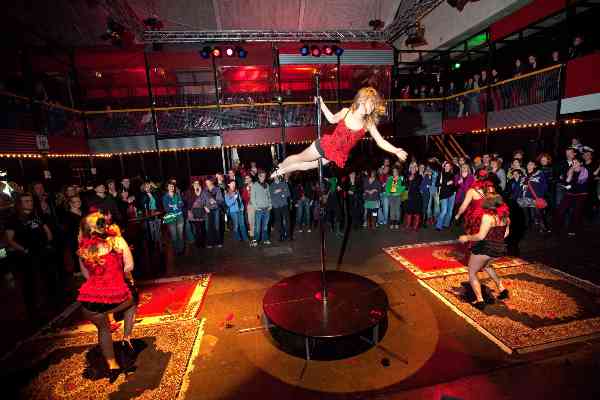 \"18-19 dec. 2009: Vasim Theater Cafe met allerhande spektakel. Meer op: http://www.oypo.nl/BCAB19FE190A350E . Link kopiï¿½ren\"