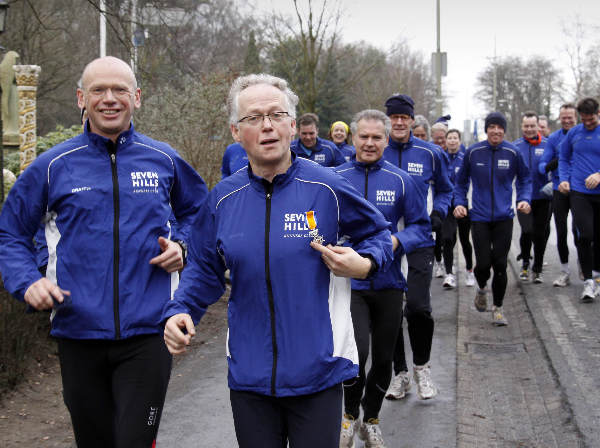 \"Koninklijke onderscheiding voor Henk Stevens , Sionshof, daarna gewoon doorrennen.\"