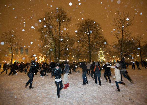 \"Nijmegen, 20-12-2009 . Zeker 200 mensen gaven gehoor aan de sms- en twitteroproep voor een sneeuwballengevecht op het Keizer Karelplein in Nijmegen\"