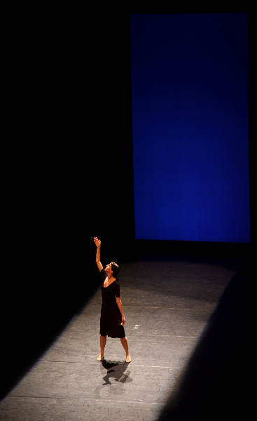 \"Galavoorstelling Introdans in de schouwburg ivm Nijmegen 20000, doorloop, enz.
foto: Gerard Verschooten ? FC\"