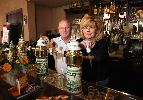 \"Theo en Sissy de Goey achter de bar, Lange Hezelstraat, cafe De Gouden Leeuw\"