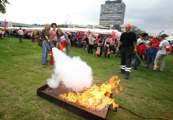 \"Introduktiemarkt Radboud universiteit op sportveld met van alles, vuur, politie Vox bier enz.\"