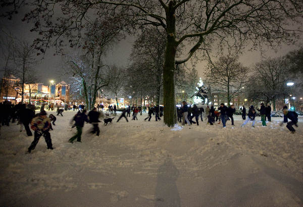 \"Nijmegen, 20-12-2009 . Zeker 200 mensen gaven gehoor aan de sms- en twitteroproep voor een sneeuwballengevecht op het Keizer Karelplein in Nijmegen\"