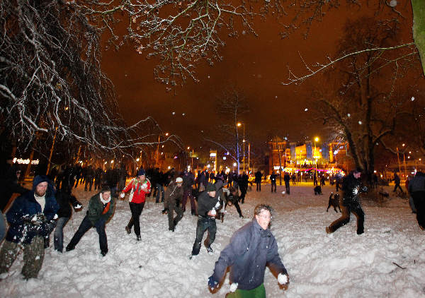 \"Nijmegen, 20-12-2009 . Zeker 200 mensen gaven gehoor aan de sms- en twitteroproep voor een sneeuwballengevecht op het Keizer Karelplein in Nijmegen\"