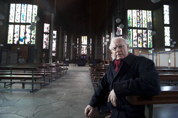 \"Kerk Brakkenstein , Heijendaalseweg, gaat dit jaar tegen de grond . pastoor Verhoeven\"