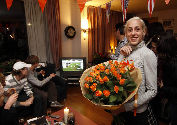 \"Suzanne Kuyken wint in Brussel en kijkt met familie en vrienden naar finish op dvd\"