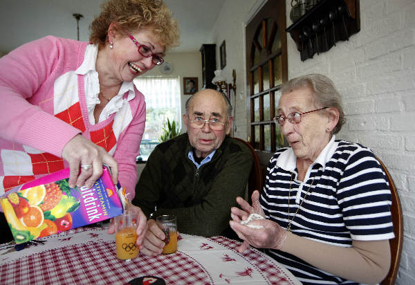 \"Mijnheer en mevrouw Bulder zijn tegen de 80 en hebben veel gezondheidsproblemen. Dochter (Tineke Poortinga) is ook aanwezig\"