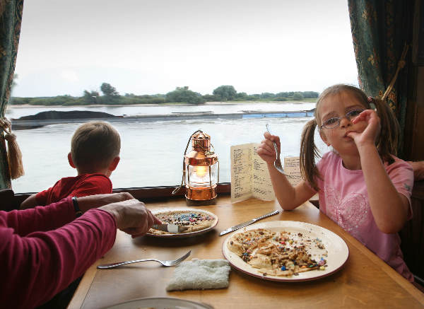 \"Pannenkoekboot. kinderen eten pannenkoek\"