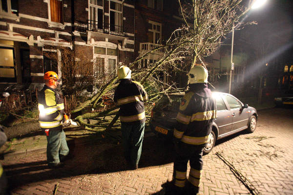 "Boom op (mijn) auto in de Regentessestraat vanwege storm wordt door de brandweer verwijderd."