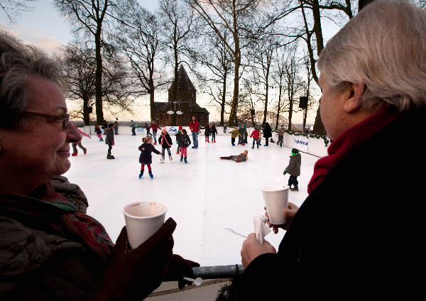 \"Nijmegen, 28-12-2009 .  De kunstijsbaan met plastic ijs in het Valkhofpark wordt dit jaar, behalve vandaag niet goed bezocht.\"