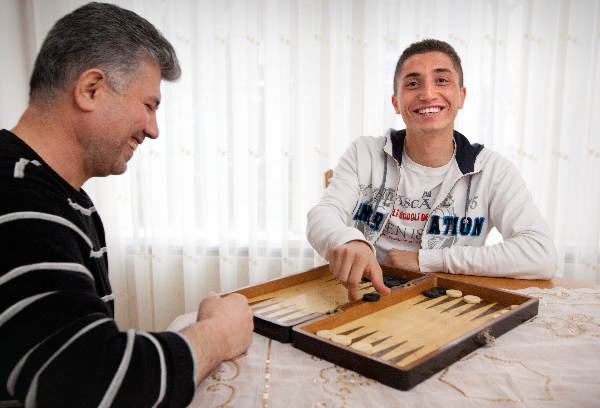 \"voetballer Engin Gungor van Hacettepespor. Hij is voor kerst en oud en nieuw even thuis bij zijn ouders. Vader speelt vals bij spelletje Backgammon volgens Engin\"