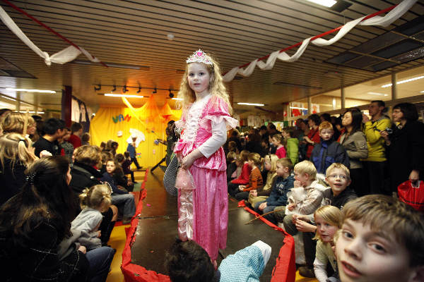 \"Modeshow basisschool Zetten, Van Lingenschool\"