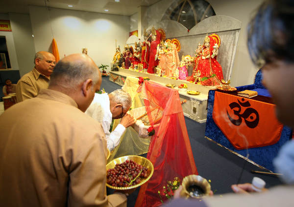 \"Verschijningsnacht van Heer Shree Krishna_Geboorte van Krishna, de wieg word geschommeld. Hindoetempel in Wijchen\"