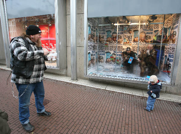 "De Sjonnies in de etalage bij de Hema"