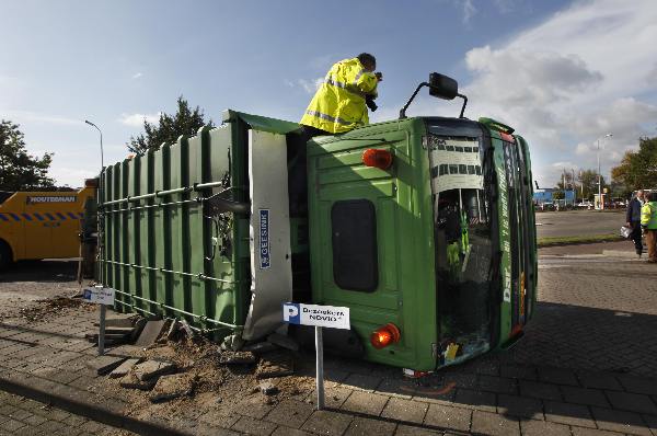 \"Omgeslagen vuilniswagen voor deur Novio\"