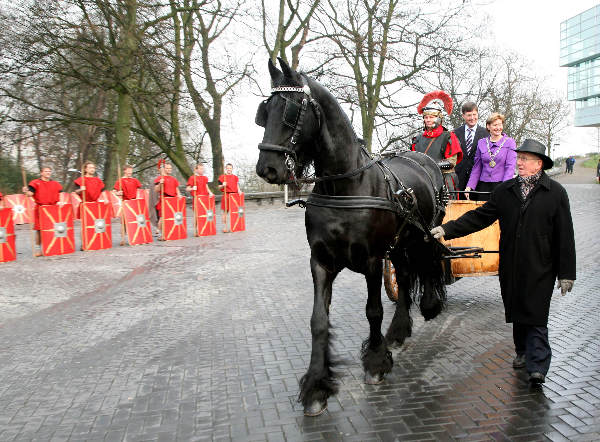 \"Onthulling Godenpijler op Kelfkensbos door oa. Balkenende
foto: Gerard Verschooten ? FC\"