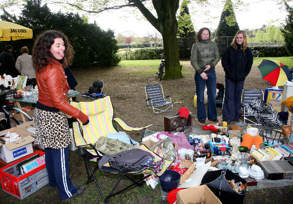 \"Rommelmarkt in het Goffertpark met Simone, Gisela en Martine\"