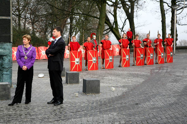 \"Onthulling Godenpijler op Kelfkensbos door oa. Balkenende
foto: Gerard Verschooten ? FC\"