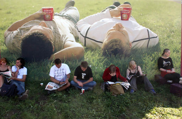 \"Lowlands, Biddinghuizen
relaxen tegen reclamebord\"