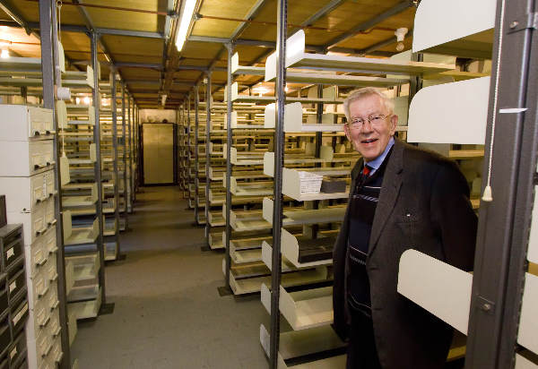 \"Pater Vink in de lege bibliotheek van klooster Brakkenstein ivm tijdelijke verhuizing en nieuwbouw\"