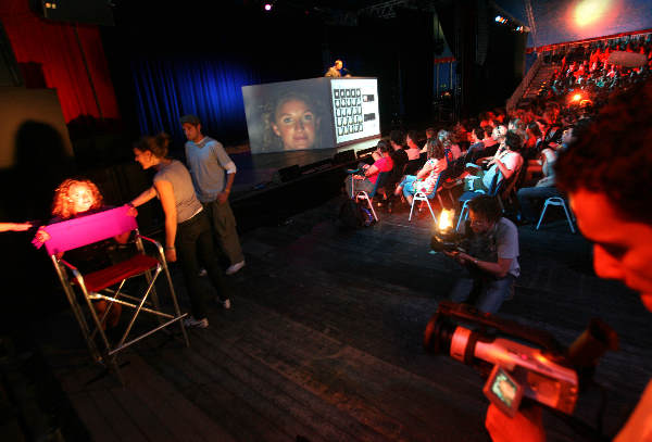 \"Lowlands, Biddinghuizen. Wetenschapper Peter Hagoort van de RU houdt een lezing over hersenprocessen en heeft een live-verbinding met de CT-scanner in Nijmegen. Gezichten in de zaal gefilmd laten hersenactiviteit zien bij de proefperoon in Nijmegen.\"