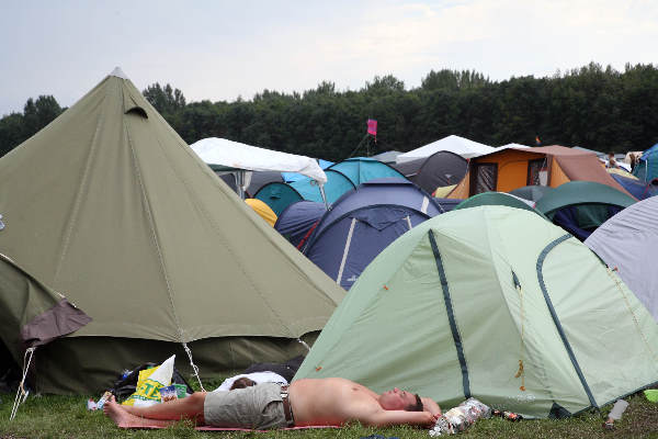 \"Lowlands, Biddinghuizen,
tussen de concerten door dutten op de camping\"