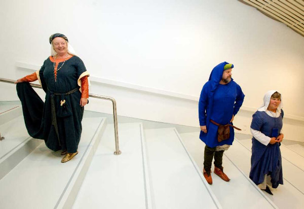 \"Opening van \'De wereld van Katherina\', nieuwe expositie in museum de Valkhof in aanwezigheid van Katherina herself, burgemeester de Graaf, de nieuwe Amerikaanse ambassadeur, mevrouw Fay Hartog Levin, Vanuit de Lindenberg ging de stoet naar het Valkhofmuseum.\"