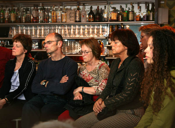 \"Filosofisch cafe over thema: \' Waarom ontroert muziek? \' Deelnemers concentreren zich bij beluisteren muziekvoorbeeld, cafe Trianon\"