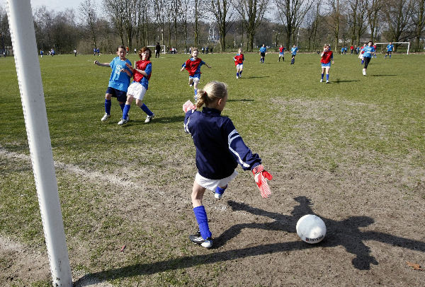 \"op velden DVE-Trajanus worden de voorronden voor het schoolvoetbal gespeeld,1-0 voor \"de kleine Wereld\" tegen \"de Muze\"\"