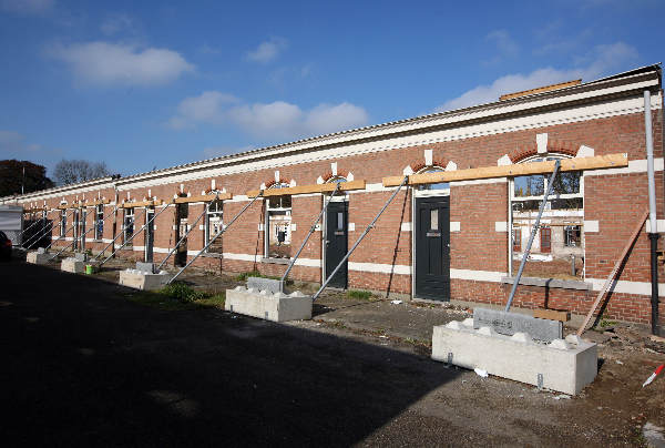 "Renovatie en (ver) nieuwbouw aan de Vonckstraat, huisjes Volksbelang, Facades staan nog"