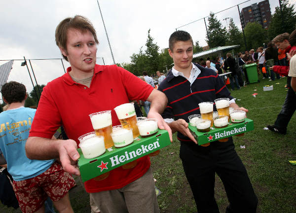 \"Introduktiemarkt Radboud universiteit op sportveld met van alles, vuur, politie Vox bier enz.\"