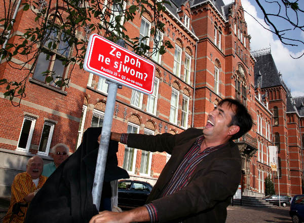 \"Nijmegen, 23-08-2006 , Onthulling verkeersbord door Qader Shafic vanwege dat de dag erna (donderdag 24/8) de eerste nationale inburgeringsdag is in Nederland. Shafic is Afghaan van geboorte en al 12 jaar Nederlander en werkzaam als adviseur bij bij Osmose, landelijk bureau voor integratievraagstukken. Op het bord staat \"ZE POH NE SJWOM\" Dat betekent \"ik begrijp t niet\" de tekst staat ook op het vreemde taal kaartje dat de soldaten in Uzurgan bij zich dragen. Het bord is ontworpen door Jacq. Splinter.\"