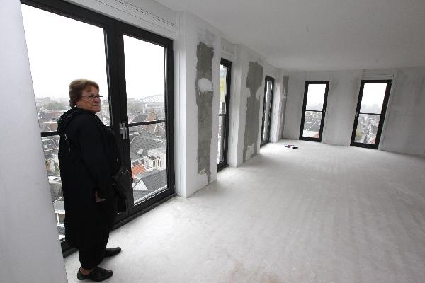 \"Open huis nieuwbouw van Talis Hessenberg. Bezoekers bekijken een van de nieuwe appartementen met een prachtig uitzicht op de Stevenstoren.\"