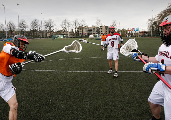 \"Lacrosse, nieuwe sport, sport is vrij onbekend. Gaat met stokken met netjes en ballen die op die manier naar elkaar geslingerd worden\"