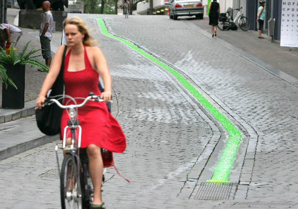 \"Iemand heeft groene kleurstof in het waterstroompje in de Hezelstraat gedaan\"