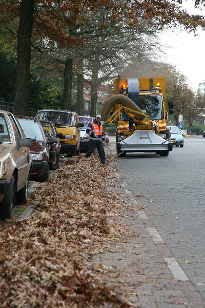 "Van het Santstraat, gevallen bladeren worden opgezogen. Herfst is echt bezig"