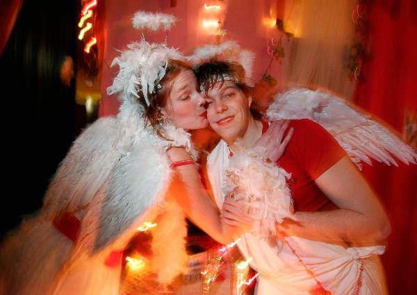 \"Nieuwjaarsfeestje Vasim met oa Daan, Froukje, Saida e.v.a...
foto: Gerard Verschooten ? FC\"