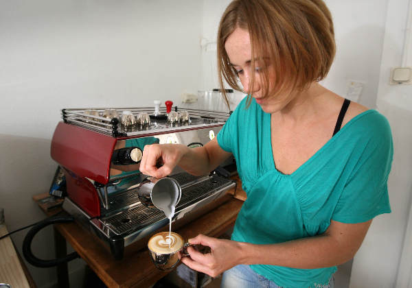 \"Nijmegen, 16-06-2008
Liesbeth Sleijster doet zaterdag 21 juni mee aan het Barista-wereldkampioenschap in Kopenhagen. Thuis oefent zei op haar eigen expressomachine haar eigen koffie-melange.
http://www.liesbethsleijster.nl/\"