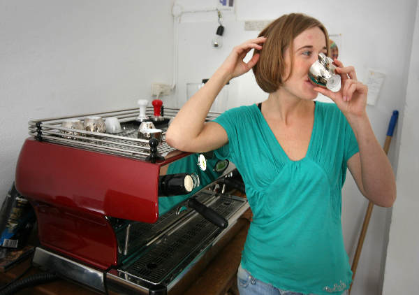 \"Nijmegen, 16-06-2008
Liesbeth Sleijster doet zaterdag 21 juni mee aan het Barista-wereldkampioenschap in Kopenhagen. Thuis oefent zei op haar eigen expressomachine haar eigen koffie-melange.
http://www.liesbethsleijster.nl/\"