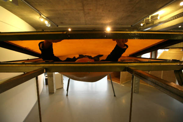 "kunstenaar Rob Sweere die in het
Architectuurcentrum in Nijmegen allerlei 'ruimtelijke objecten' heeft staan
voor een expositie."