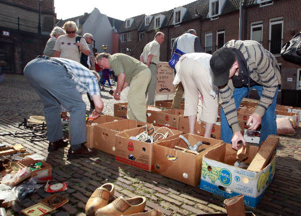 \"De \"Luuzemert\", ofwel Luizenmarkt, een rommelmarkt rond de st.Stvenstoren in Nijmegen op maandagmorgen\"